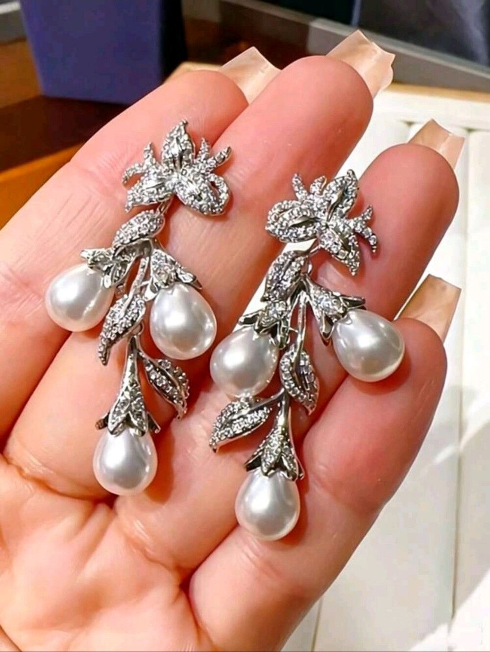 BRAND NEW ** Elegant Silver Pearl Drop Floral Earrings